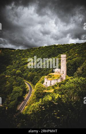 Eisenbahngleise, die durch einen Tunnel unter einer Burg mit Schloss, Philippsburg Burgruine, Monreal, Rheinland-Pfalz, Deutschland führen Stockfoto