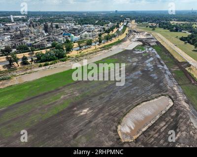 Oberhausen, Nordrhein-Westfalen, Deutschland - Renaturierung der Emscher im Holtener Bruch. Auf der rechten Seite befindet sich ein neu gestalteter Wasserlauf. Links OQ Chemicals Werk Ruhrchemie. Stockfoto