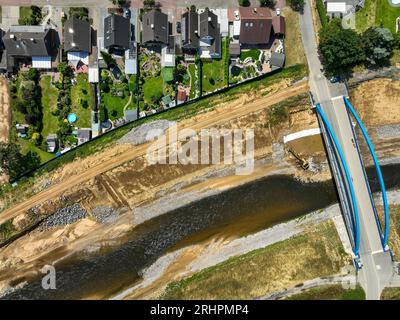 Dinslaken, Nordrhein-Westfalen, Deutschland - Renaturierung der Emscher kurz vor ihrem Einmünden in den Rhein. Hier Deichsanierung nach Sturm mit starkem Regen. Stockfoto