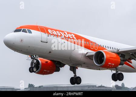 EasyJet Airbus A320-214 Flugzeug-Jet-Flugzeug OE-ICD Landung am London Southend Airport, Essex, UK, von Faro, Portugal. Reisen in Europa. Stolz-Aufkleber Stockfoto