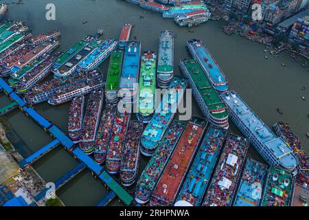 Luftaufnahme des Sadarghat Launch Terminal in Old Dhaka, das zeigt, dass die verzweifelten Heimkehrer sich dem Gesetz widersetzen, auf dem Dach der Startplätze zu fahren Stockfoto