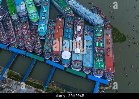 Luftaufnahme des Sadarghat Launch Terminal in Old Dhaka, das zeigt, dass die verzweifelten Heimkehrer sich dem Gesetz widersetzen, auf dem Dach der Startplätze zu fahren Stockfoto