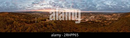 Deutschland, Thüringen, Suhl, Dombergturm, Dombergbaude, Stadt im Hintergrund, Kongresszentrum, Berge, Wald, Sonnenaufgang, teilweise Hintergrundbeleuchtung, Übersicht, Luftaufnahme, 36°-Panorama Stockfoto