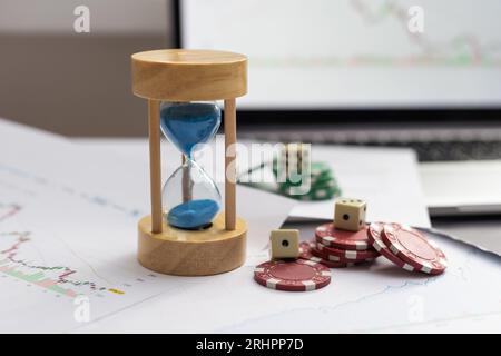 Blue Poker-Chips im Hintergrund der Börsenübersicht Stockfoto