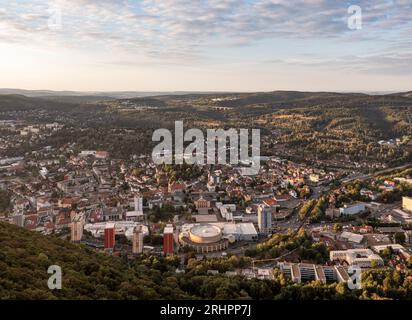 Deutschland, Thüringen, Suhl, Stadt, Blick aus Richtung Domberg, Kongresszentrum, Häuser, Tal, Wald, Morgenlicht, Übersicht Stockfoto