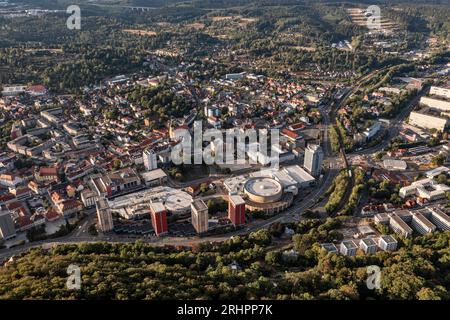 Deutschland, Thüringen, Suhl, Stadt, Häuser, Kongresszentrum, Kreuzkirche, Eisenbahnlinie, Zug, Morgenlicht, Übersicht, schräge Ansicht, Luftaufnahme Stockfoto