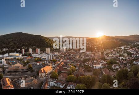 Deutschland, Thüringen, Suhl, Stadt, Häuser, Kreuzkirche, Congress Centrum Suhl, Domberg, Sonnenaufgang am Ringberg, teilweise Hintergrundbeleuchtung, Übersicht, Luftaufnahme Stockfoto