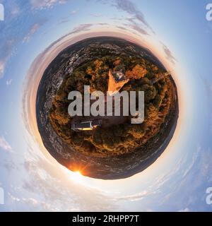 Deutschland, Thüringen, Suhl, Dombergturm, Haus, Berg, Wald, Stadt, Sonnenaufgang, Überblick, Luftbild, sphärisches Panorama, kleiner Planet Stockfoto