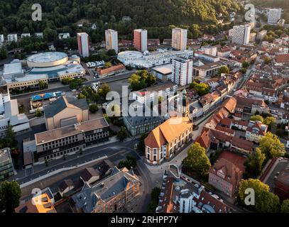 Deutschland, Thüringen, Suhl, Stadt, Häuser, Kreuzkirche, Fußgängerzone, Congress Centrum Suhl, Übersicht, Schrägansicht, Luftaufnahme, Morgenlicht Stockfoto