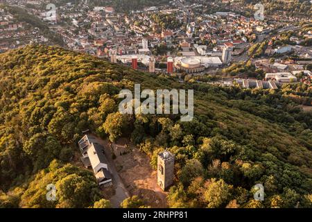 Deutschland, Thüringen, Suhl, Dombergturm, Stadt, Kongresszentrum, Wald, Berg, Übersicht, Luftbild Stockfoto