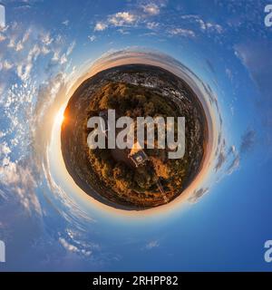 Deutschland, Thüringen, Suhl, Dombergturm, Haus, Berg, Wald, Stadt, Sonnenaufgang, Überblick, Luftbild, sphärisches Panorama, kleiner Planet Stockfoto