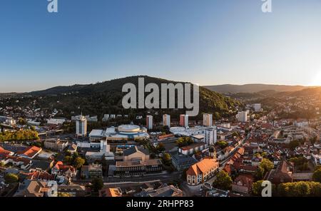 Deutschland, Thüringen, Suhl, Stadt, Häuser, Kreuzkirche, Congress Centrum Suhl, Domberg, Übersicht, Luftaufnahme, Morgenlicht Stockfoto