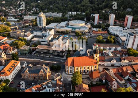 Deutschland, Thüringen, Suhl, Stadt, Häuser, Kreuzkirche, Congress Centrum Suhl, Übersicht, Schrägansicht, Luftaufnahme, Morgenlicht Stockfoto