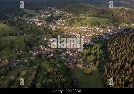 Deutschland, Thüringen, Ilmenau, Stützerbach, Dorf, Wald, Berge, Übersicht, schräge Ansicht, Luftaufnahme Stockfoto