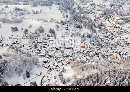 Deutschland, Thüringen, Ilmenau, Stützerbach, Dorf, Wald, Berge, Schnee, Morgenlicht, Übersicht, schräge Ansicht, Luftaufnahme Stockfoto