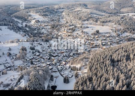 Deutschland, Thüringen, Ilmenau, Stützerbach, Dorf, Wald, Berge, Schnee, Morgenlicht, Übersicht, schräge Ansicht, Luftaufnahme Stockfoto