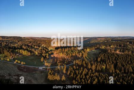 Deutschland, Thüringen, Masserberg, Straßen, Rennsteig, Wald, Berge, Täler, Morgenlicht, Übersicht, Luftbild Stockfoto