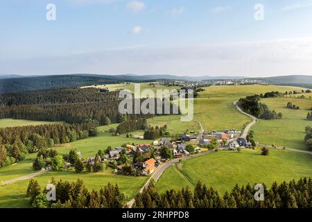 Deutschland, Thüringen, Neustadt (Rennsteig), Kahlert, Dorf, Straße, Rennsteig, Wald, Bergwiesen, Berge, Täler, Übersicht, Luftbild Stockfoto