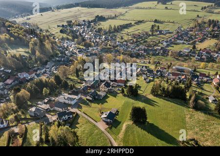 Deutschland, Thüringen, Großbreitenbach, Altenfeld, Dorf, Berge, Wald, Übersicht, schräge Ansicht, Luftaufnahme, Hintergrundbeleuchtung Stockfoto