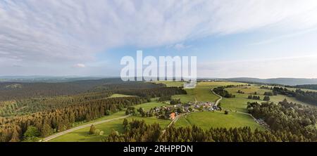 Deutschland, Thüringen, Neustadt (Rennsteig), Kahlert, Dorf, Straße, Rennsteig, Wald, Bergwiesen, Berge, Täler, Übersicht, Luftaufnahme, Panoramafotografie Stockfoto