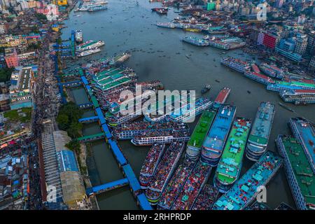 Luftaufnahme des Sadarghat Launch Terminal in Old Dhaka, das zeigt, dass die verzweifelten Heimkehrer sich dem Gesetz widersetzen, auf dem Dach der Startplätze zu fahren Stockfoto