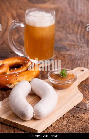 Bayerische Weißwurst mit Senf Stockfoto