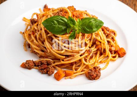 Spaghetti Bolognese auf weißem Teller Stockfoto