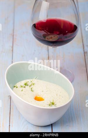 Frischer Kerbel Suppe in einer Schüssel auf Holz Stockfoto