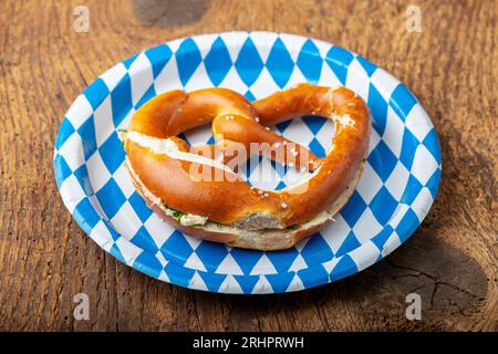 bayerische Brezel auf weißem blauem Teller Stockfoto