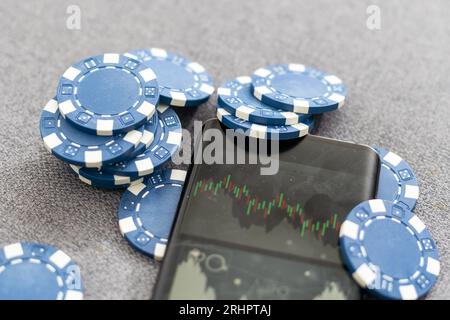 Dieses auffällige Bild von zwei Miniaturgeschäften, die Hand schütteln, könnte für die Börse, das Bankwesen, das Immobilienmanagement und das Vermögensmanagement verwendet werden. Die Stockfoto