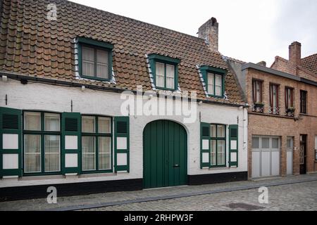 Eine Straße in Brügge, Belgien mit alten und neuen Häusern Stockfoto