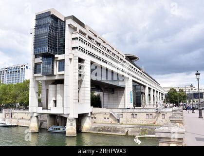 Die riesige Ministère des Finances et de l’Economie, erbaut 1982–9, ein markantes Wahrzeichen, das über die seine ragt und die Macht der Govt symbolisiert. Stockfoto