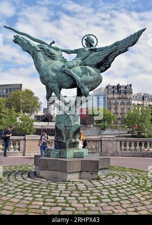 Umstrittene bronzene Reiterstatue, Skulptur, Jeanne d’Arc, Jean d’Arc, mit dem Titel La France Renaissante am belvedere der Pont Bir Hakeim Stockfoto