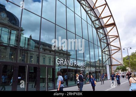 Das Palais Ephereme, eine temporäre Ausstellungshalle im Champ de Mars, Paris, um temporäre Ausstellungen zu beherbergen, während das Grand Palais renoviert wird Stockfoto