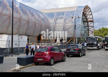 Das Palais Ephereme, eine temporäre Ausstellungshalle im Champ de Mars, Paris, um temporäre Ausstellungen zu beherbergen, während das Grand Palais renoviert wird Stockfoto