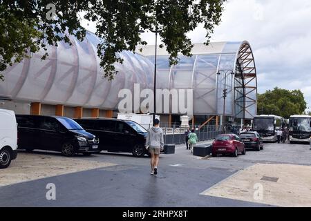 Das Palais Ephereme, eine temporäre Ausstellungshalle im Champ de Mars, Paris, um temporäre Ausstellungen zu beherbergen, während das Grand Palais renoviert wird Stockfoto