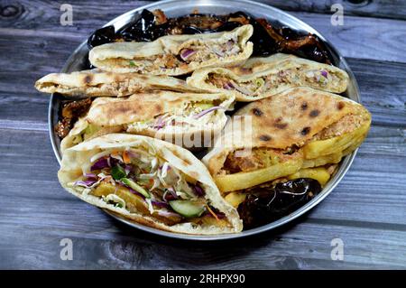 Bratkartoffeln, Finger-Sandwich und Fladenbrot mit pürierten Fava-Bohnen und traditionellen ägyptischen Dynamit-Sandwiches, gefüllt mit Fava-Bohnen, Eiern, gre Stockfoto