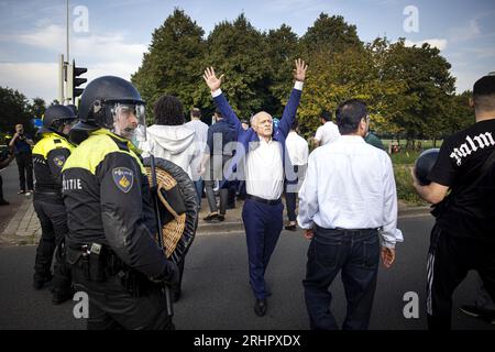 DEN HAAG - Eine Gegendemonstration der Muslime gegen die Demonstration des Pegida-Führers Edwin Wagensveld, der während eines Protestes der anti-islamischen Bewegung Pegida vor der türkischen Botschaft einen Koran zerriss. Koranbrände in Dänemark und Schweden verursachten dort viele soziale Unruhen. ANP RAMON VAN FLYMEN niederlande raus - belgien raus Stockfoto