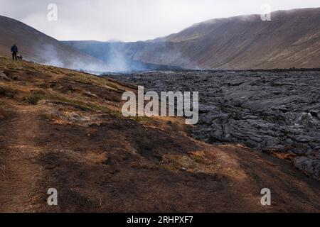 Lavafelder, kurz nach dem Vulkanausbruch „Fagradallsfjall“. Keilir / Litli-Hrútur Region, Wanderer Stockfoto