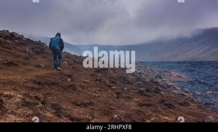 Lavafelder, kurz nach dem Vulkanausbruch „Fagradallsfjall“. Keilir / Litli-Hrútur Region, Wanderer Stockfoto