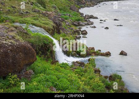Südwest-Island im Frühsommer 2021, kleiner Wasserfall bei Urridafoss Stockfoto