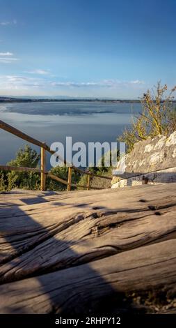 Blick über den Etang de l'Ayrolle in Bages im Regionalen Naturpark Narbonnaise en Méditerranée. Stockfoto