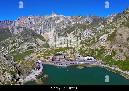 Blick von der Great St. Bernardpass über den Bergsee Lac du Grand-St-Bernard zu den italienischen Alpen mit dem Gipfel Pain de Sucre in Italien, Bourg-Saint-Bernard, Wallis, Schweiz Stockfoto