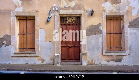 Hausfassade in Bages. Die Gemeinde befindet sich im regionalen Naturpark Narbonnaise en Méditerranée. Stockfoto