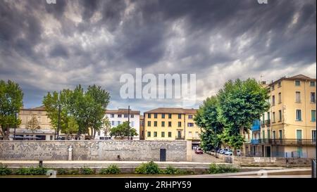 Häuserzeile am Canal de la Robine in Narbonne. Stockfoto