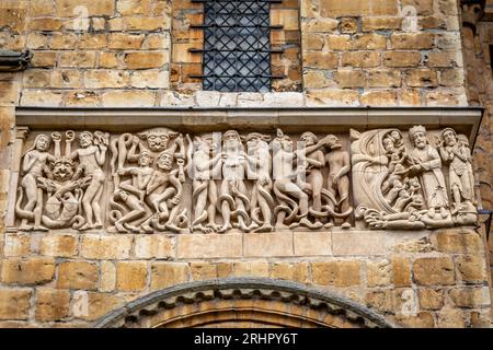 West Front Romanesque Frieze, Lincoln Cathedral, Lincoln, Lincolnshire, England, UK Stockfoto