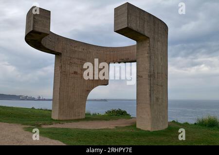 Eulogie an den Horizont, Elogio del Horizonte Skulptur von Eduardo Chillida, Parque del Cerro de Santa Catalina, Cimavilla, Gijon, Asturien, Spanien, Europa Stockfoto