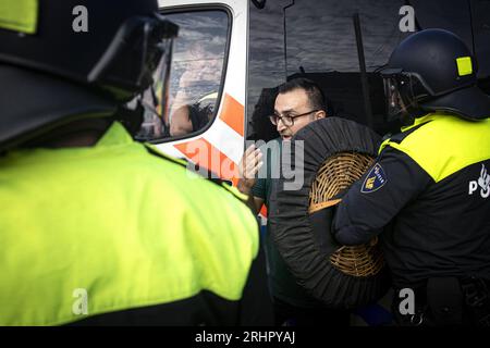 DEN HAAG - Eine Gegendemonstration der Muslime gegen die Demonstration des Pegida-Führers Edwin Wagensveld, der während eines Protestes der anti-islamischen Bewegung Pegida vor der türkischen Botschaft einen Koran zerriss. Koranbrände in Dänemark und Schweden verursachten dort viele soziale Unruhen. ANP RAMON VAN FLYMEN niederlande raus - belgien raus Stockfoto