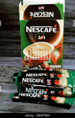 Kairo, Ägypten, 5. August 2023: Nestle Nescafe 3-in-1-Beutel mit reichhaltigen Sticks, schneller Kaffee, eine stärkere und intensivere Kaffeebereitstellung, um das Ultim zu liefern Stockfoto