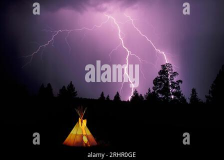 Lighning und Tipi, Rancho Las Hierbas, Bend, Oregon, USA Stockfoto